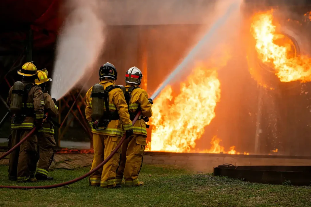 firefighters-extinguishing-flames-with-water-hoses-2026-03-26-23-58-24-utc